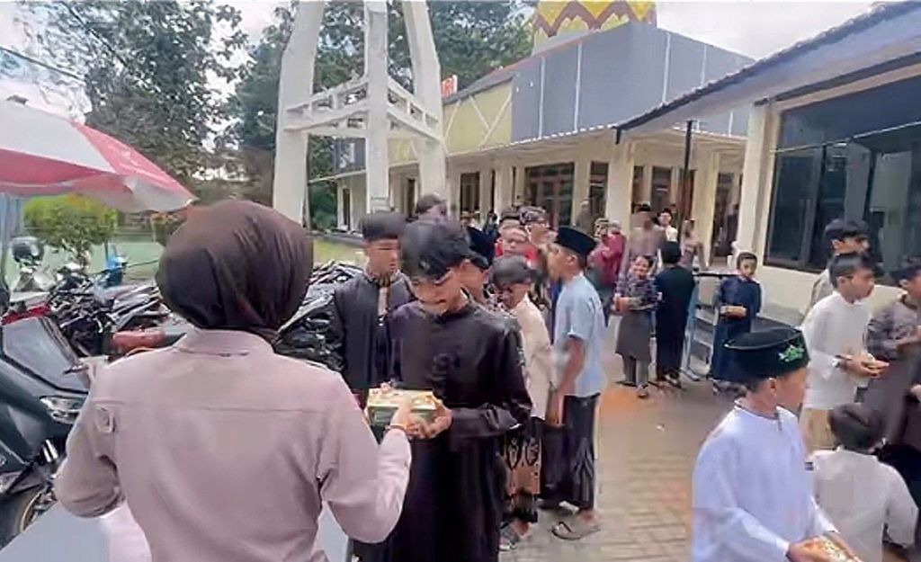 Jumat Berkah Berbagi Polres Bondowoso, 500 Nasi Kotak Dibagikan kepada Jamaah Usai Salat Jumat