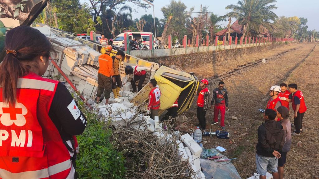 Sopir Truk Bata Ringan Terjepit 2 Jam Usai Terguling ke Sawah di Mojokerto