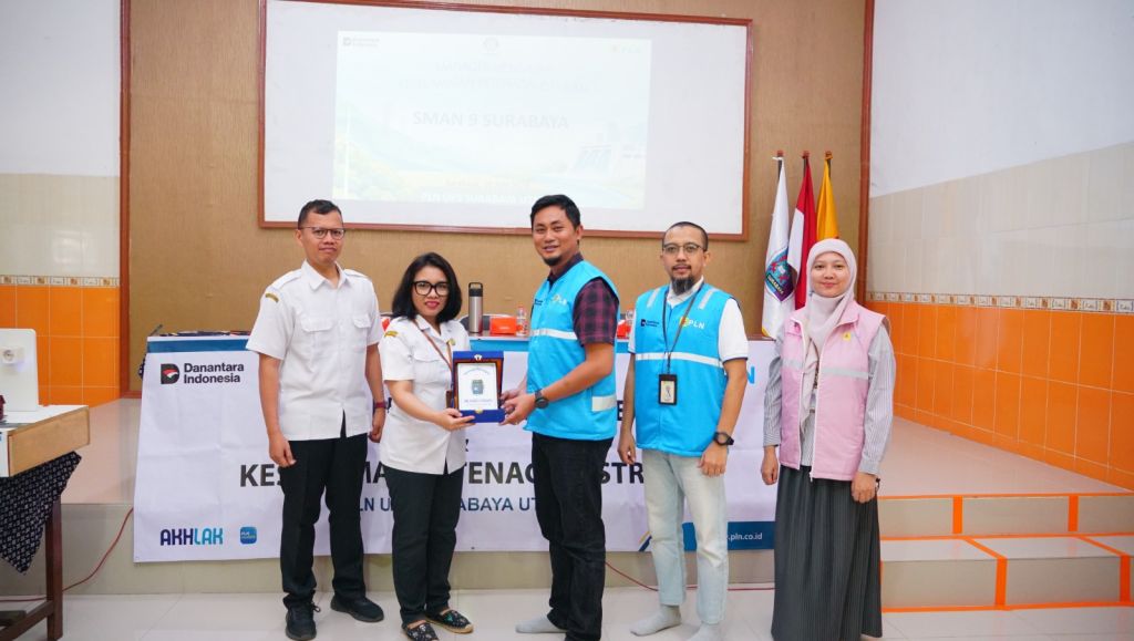 Srikandi PLN UP3 Surabaya edukasi layanan digital dan kendaraan listrik di SMAN 9 Surabaya