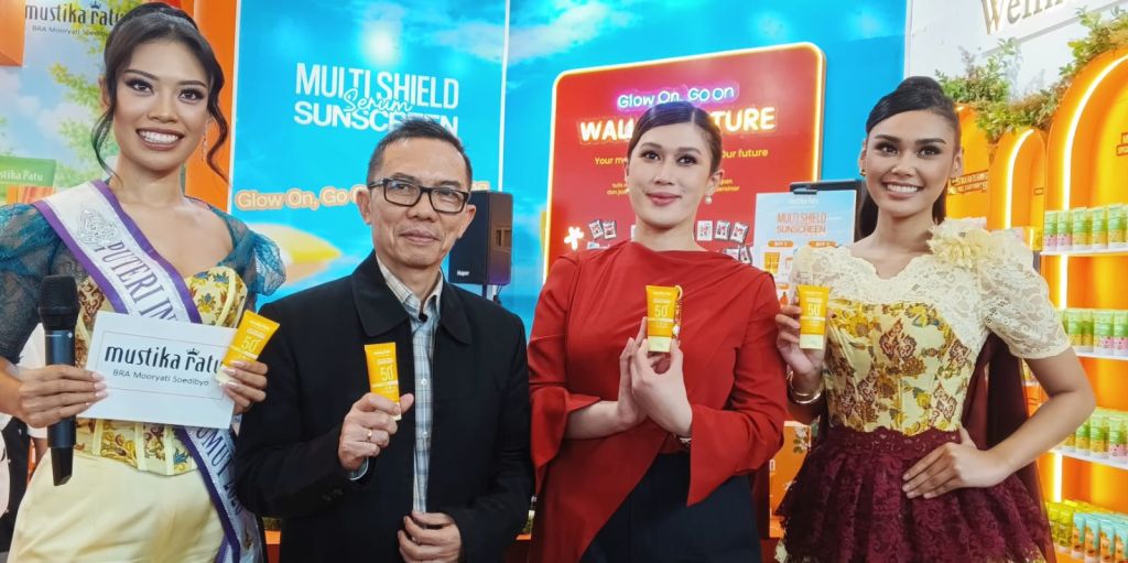 Mustika Ratu Cetak Dua Rekor MURI di Jakarta Fair 2026, Parade 'Glow On, Go On' Curi Perhatian