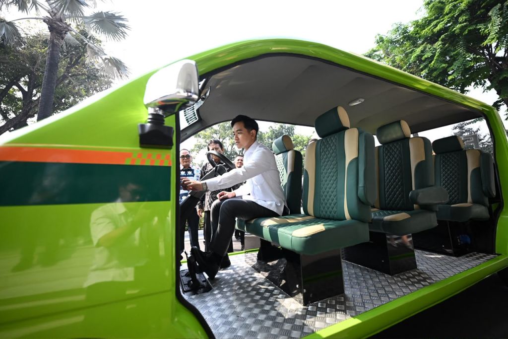 Hebat! Wapres Gibran Kepincut Mobil Listrik Molisa Karya Mahasiswa FTI Unissula, Diundang Khusus ke Istana Negara