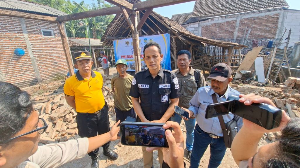 Sinergi PWI, Polres, dan Lintas Sektor Bedah Rumah Warga Kurang Mampu di Nganjuk
