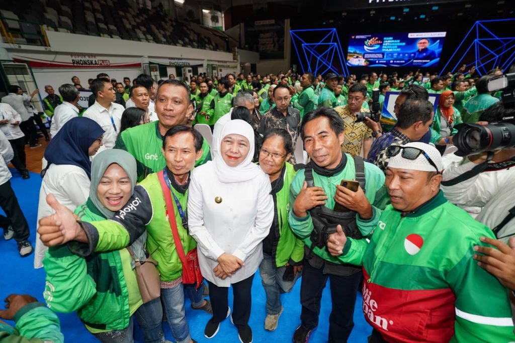 Khofifah Bersama Zulhas Salurkan Sembako Bagi Ojol dan Nelayan Gresik