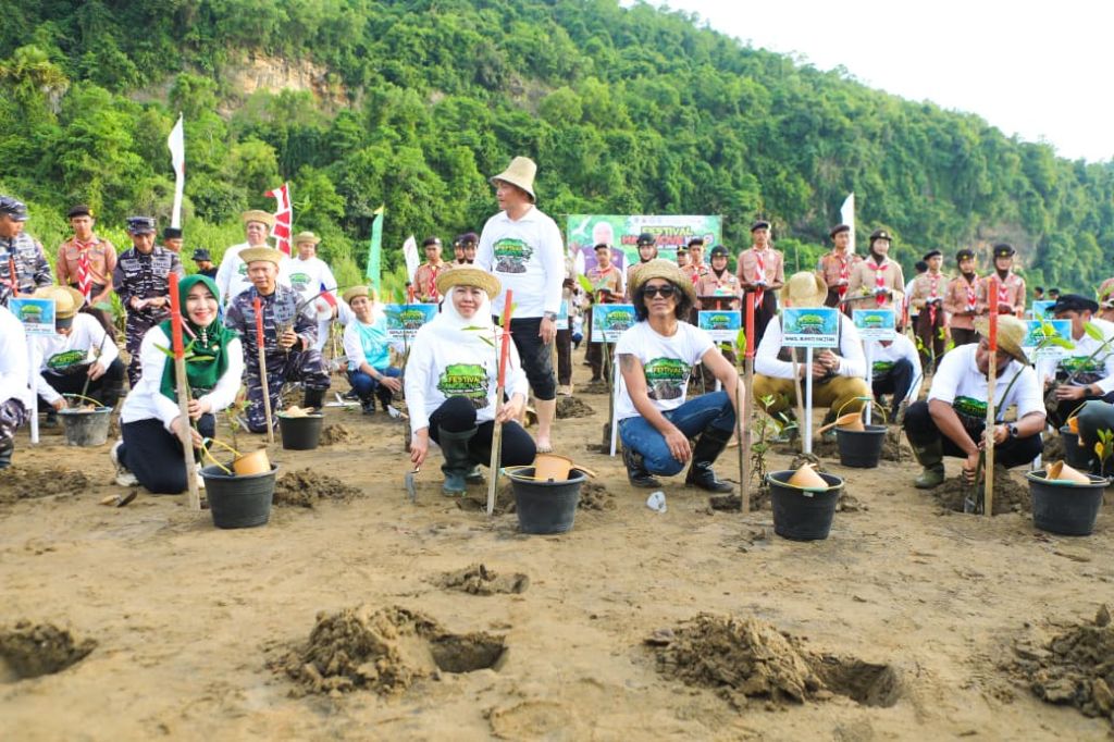 Khofifah Ajak Masyarakat Masif Tanam Mangrove Demi Generasi Mendatang