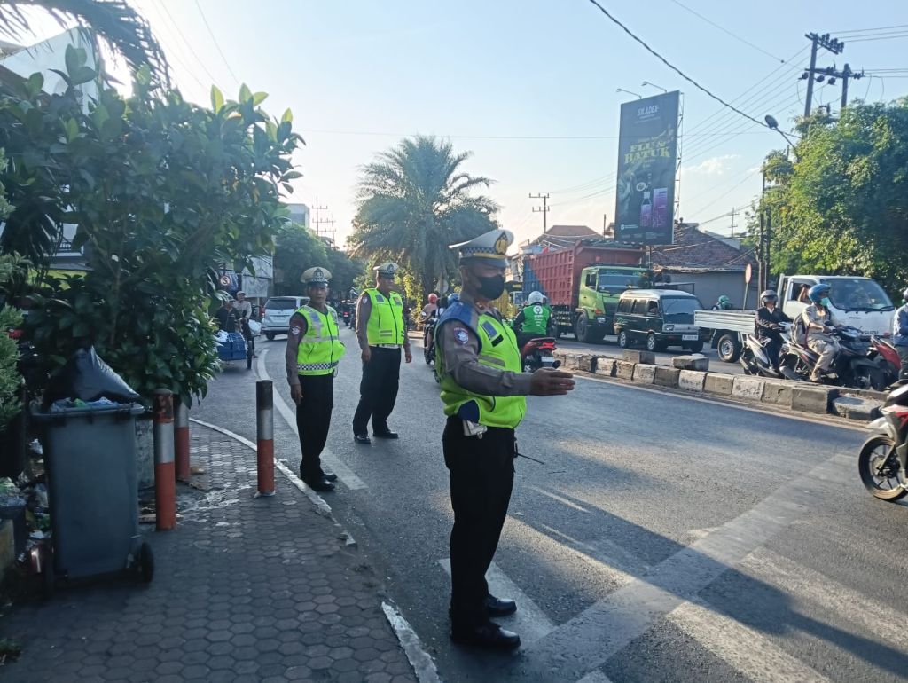 Polsek Semampir Perketat Pengaturan Lalu Lintas, Halau Pengendara Lawan Arah