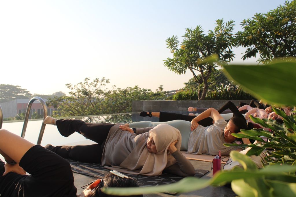 Aston Sidoarjo Luncurkan Sunrise Pilates, Hadirkan Sensasi Wellness di Tepi Kolam