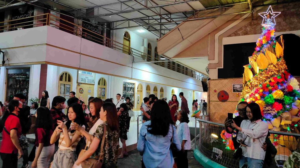 Dijaga Ketat, Misa Natal di Gereja Kristus Raja Surabaya Berjalan Khidmat