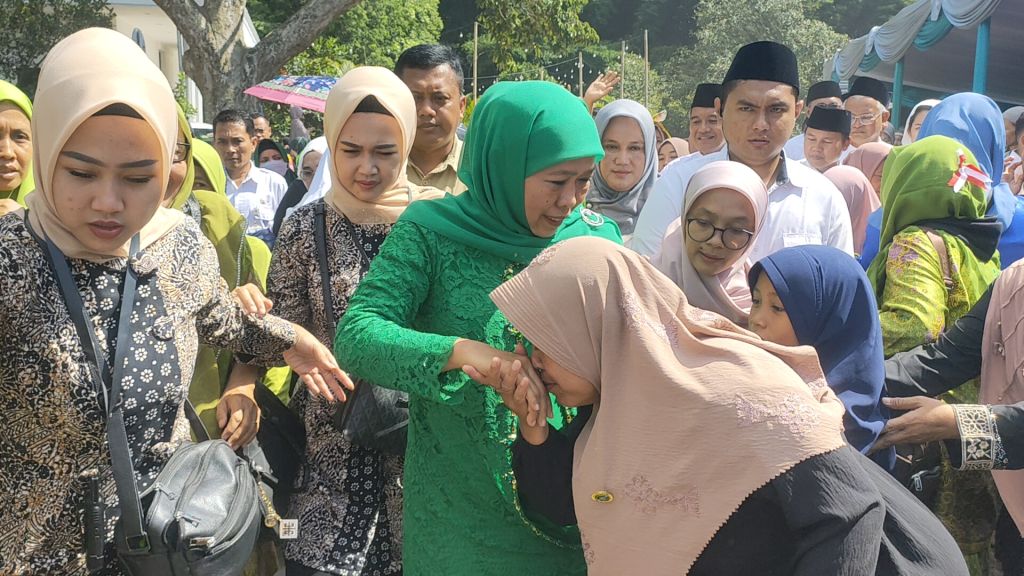 Khofifah Minta Restu ke Ribuan Anggota Muslimat di Jember Kembali Maju Pilgub 2024