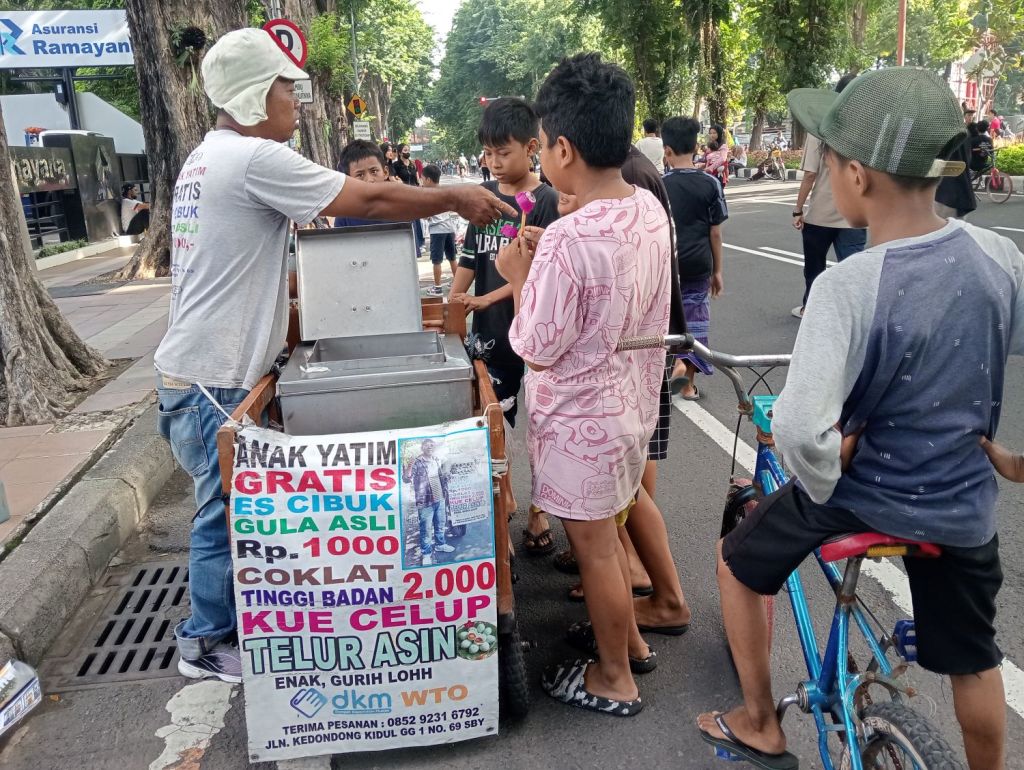 Berjualan Sembari Beramal, Anak Yatim-Piatu Gratis Menikmati Es Cibuk di Surabaya