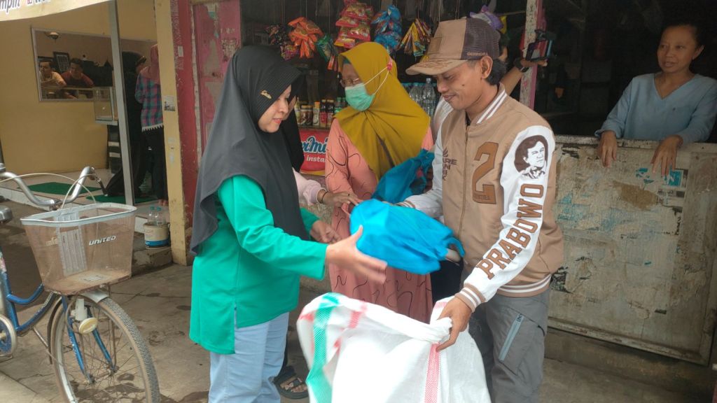 Pedagang Pasar Tradisional Serbu Relawan Rejo Semut Ireng Probolinggo