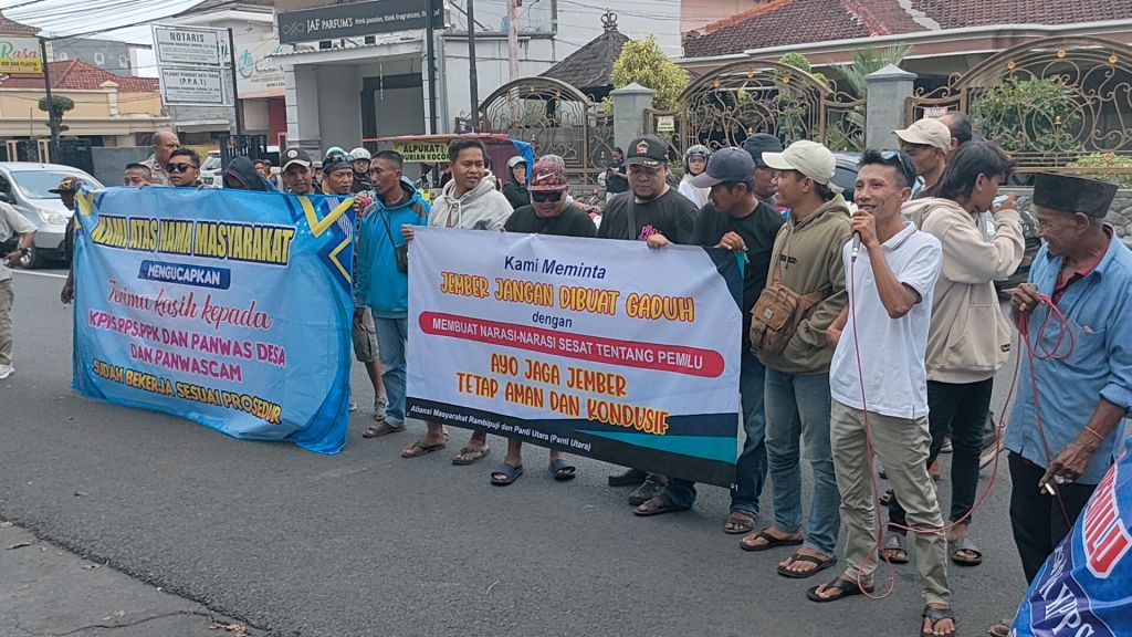 Ratusan Masyarakat Geruduk Kantor KPU dan Bawaslu Jember