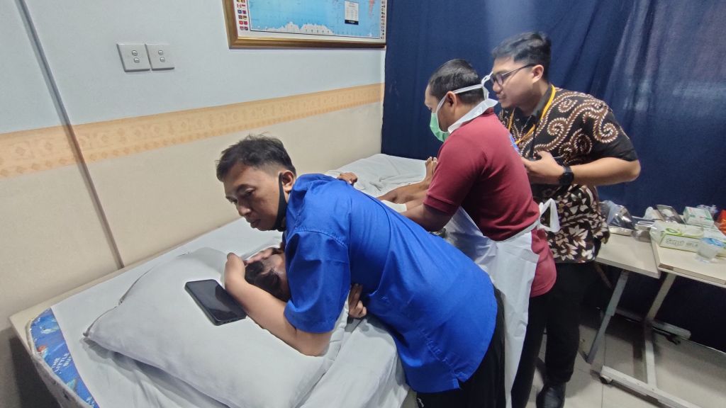 Momen Para Bocil Ikuti Khitan Massal Gratis di Kantor PT DLU Surabaya