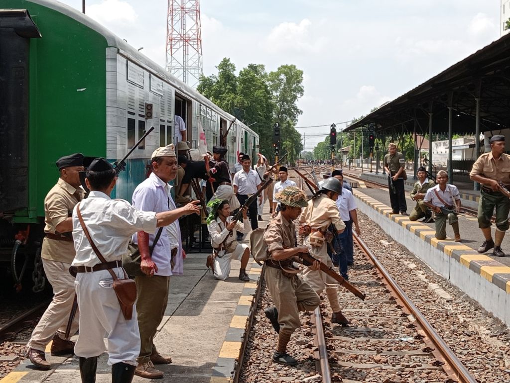 Teatrikal Kereta Api Terakhir Surabaya di Stasiun Gubeng