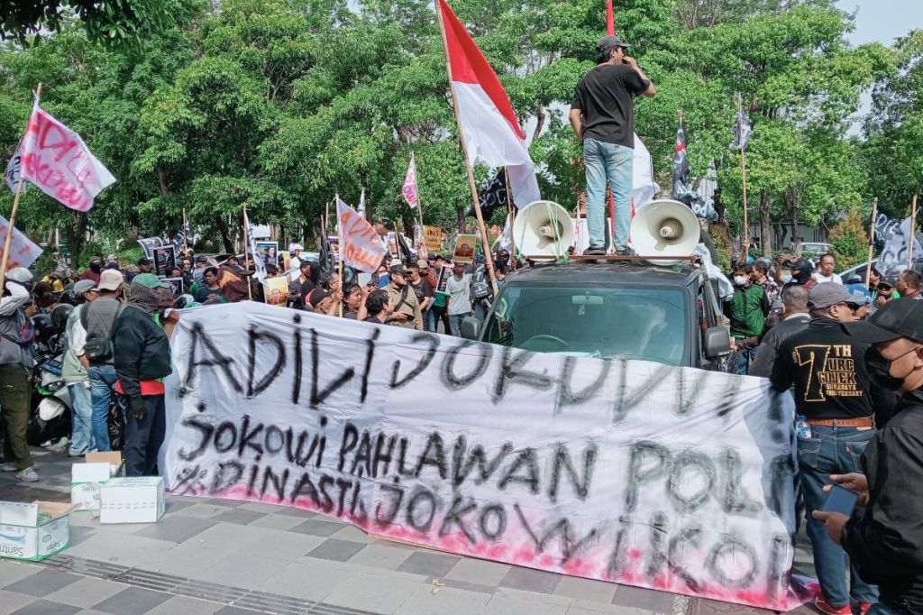 Gelar Aksi di Depan Mapolda Jatim, GAS Tuntut Mantan Presiden Jokowi Diadili