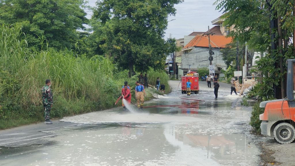 Dampak Truk Terguling dan Bus yang Terlibat Kecelakaan di Raya Raci Surabaya