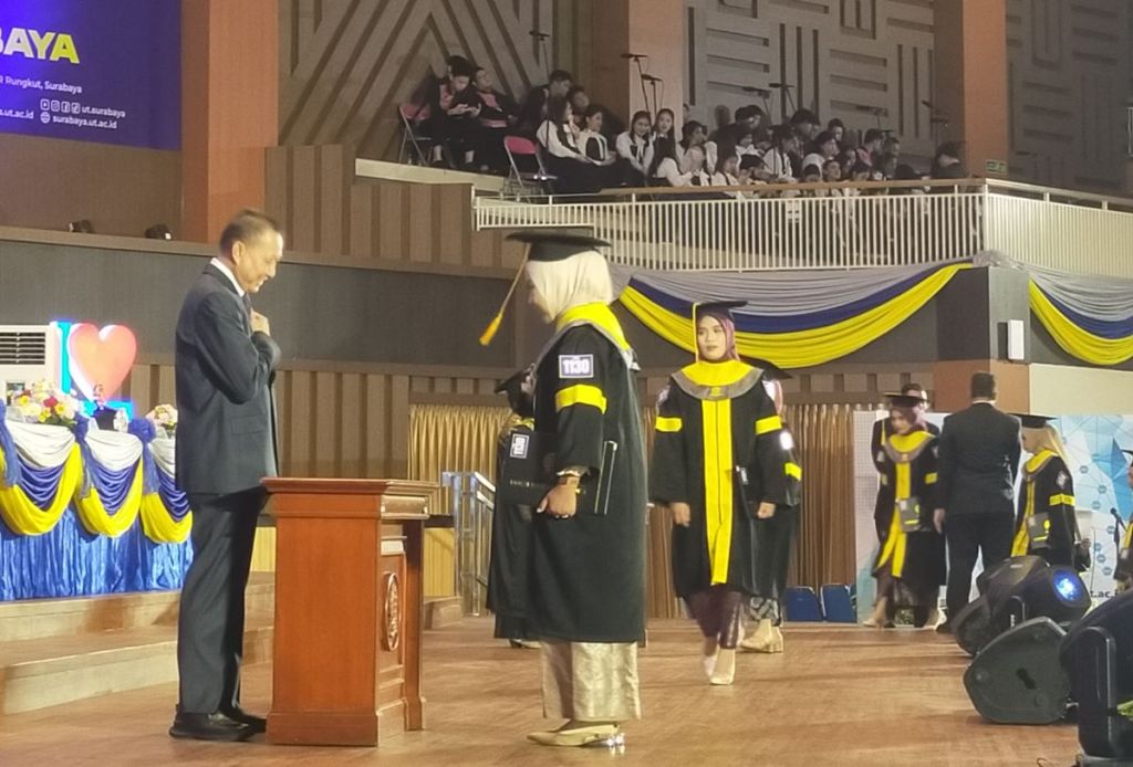 UT Kukuhkan 1.580 Wisudawan, Salah satu Lulusan Disabilitas Tunadaksa Ber IPK 3,6