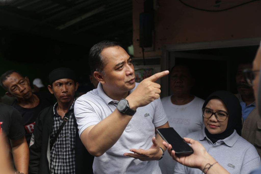 Wali Kota Surabaya Tinjau Pemasangan 58 PJU di Tanjung Perak