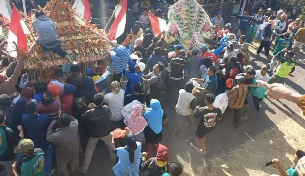 Ribuan Warga Berebut Ancak dalam Sedekah Bumi di Pasuruan, 1 Orang Meninggal