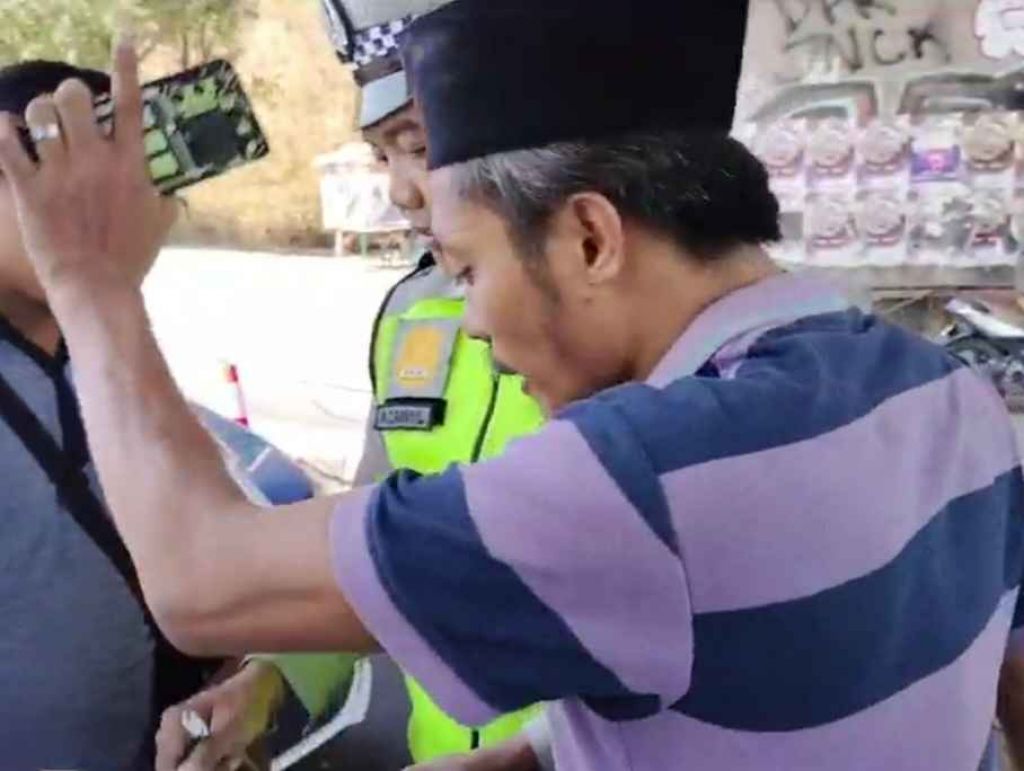 Ngamuk saat Ditilang, Pria asal Sampang Cakar Polisi Sampai Berdarah Lalu Kabur