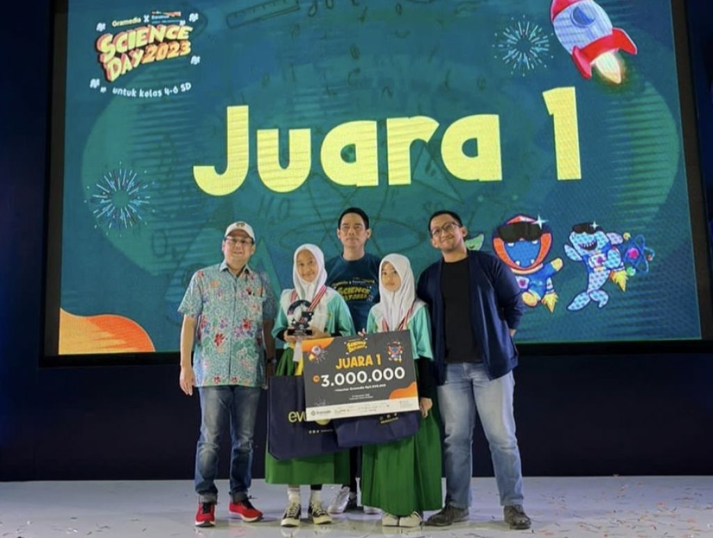 TOP! Dua Siswi SD Islam Al Azhar 35 Surabaya Juarai Gramedia Science Day 2023
