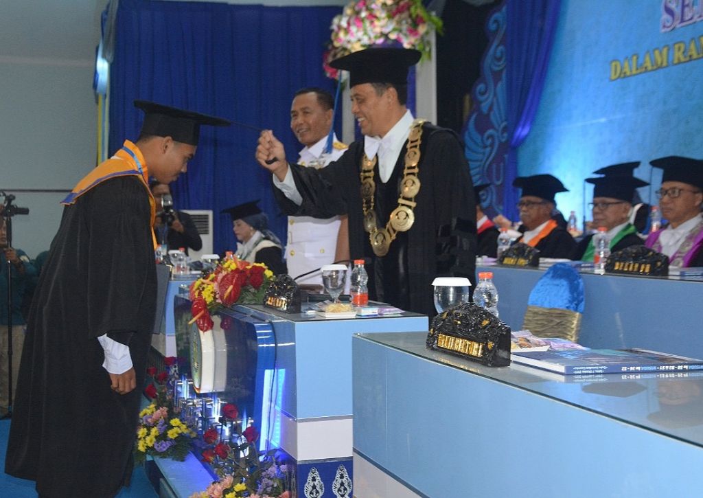 UHT Surabaya Kukuhkan 395 Wisudawan Berkelas Dunia