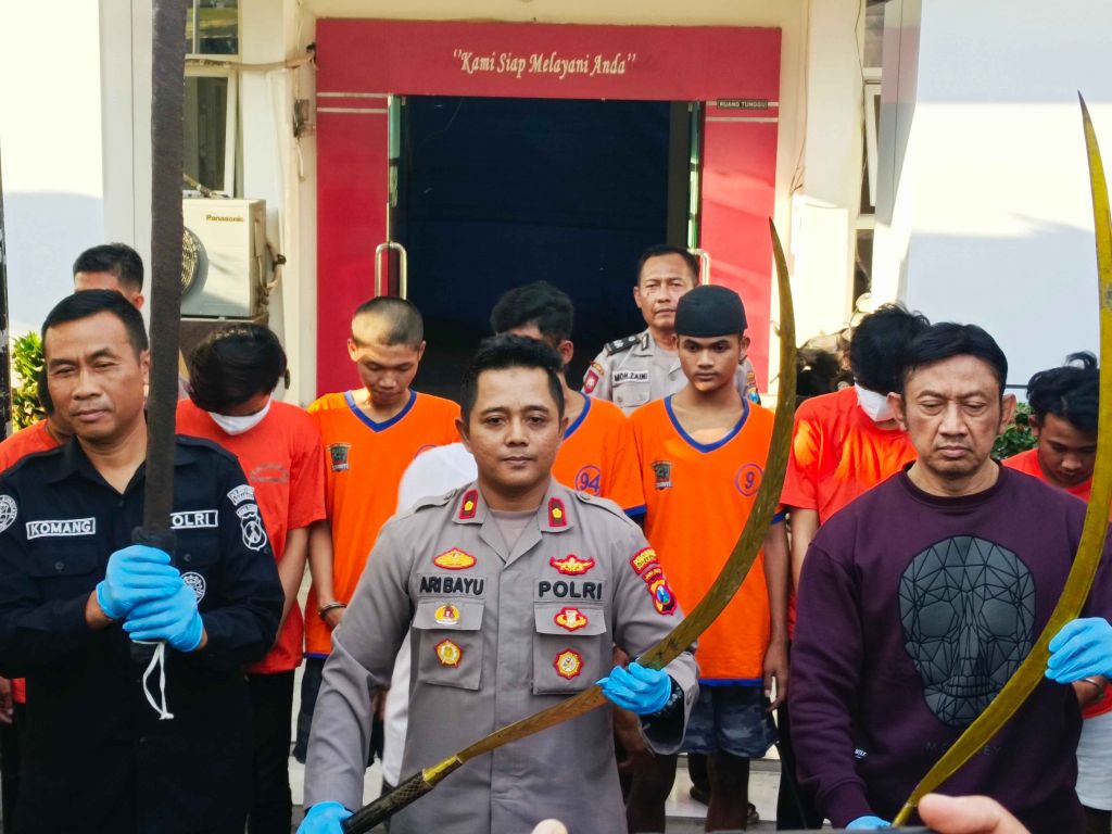 Dua Kelompok Gengster di Surabaya Dibekuk, 7 Remaja Ditahan 9 Sajam Disita