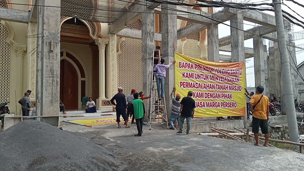 Sebut Pembangunan Jalan Tol Serobot Tanah Masjid, Warga Pasuruan Minta Tolong Jokowi
