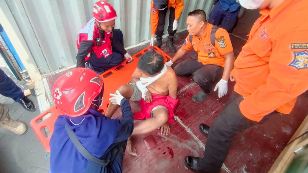 Tali Pengikat Lepas, Dua Karyawan Ekspedisi di Surabaya Tertimpa Kaca