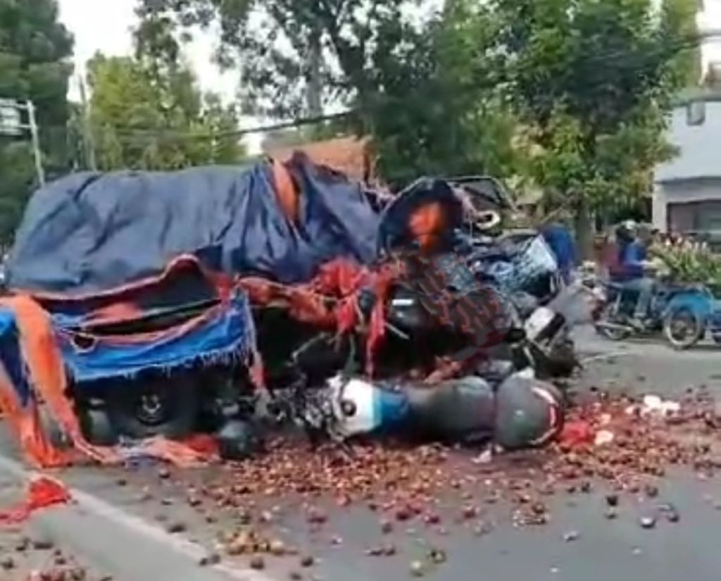 Empat Kendaraan Terlibat Kecelakaan di Probolinggo, Seorang Sopir Tewas