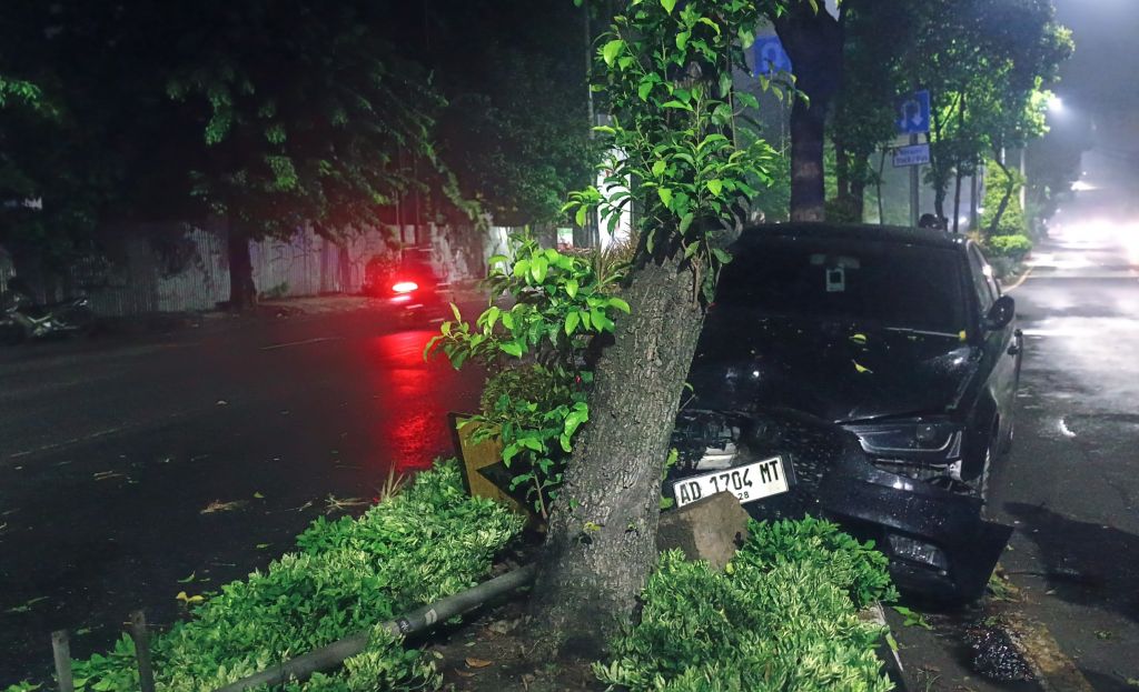 Mabuk Miras, Mobil Mahasiswi Asal Solo Tabrak Pohon di Surabaya