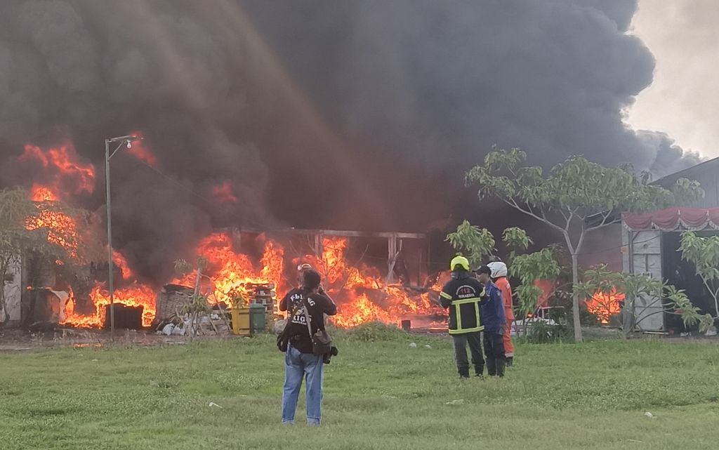 Kebakaran Gudang Palet di Surabaya, Prabowo: 12 Stand, 4 Rumah, 1 Musala Hangus