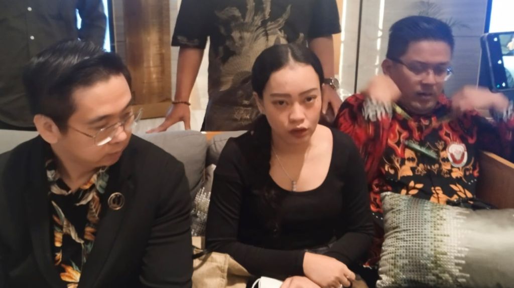 Ini Jumlah Metanol yang Dicampur Bartender Cruz Lounge Bar Vasa Hotel