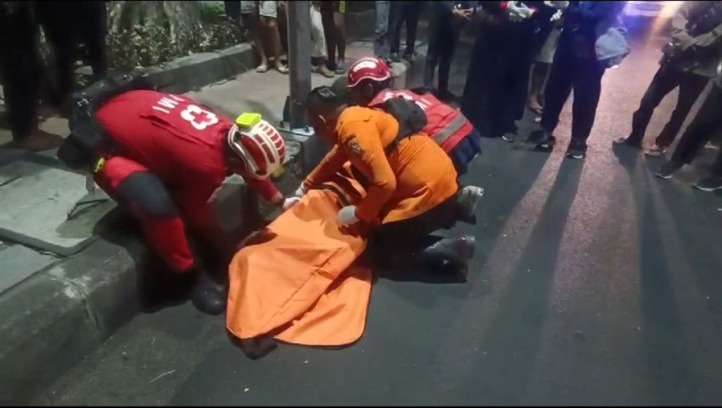 Pemuda Tanpa Identitas Tewas Setelah Tabrak Tiang PJU di Surabaya