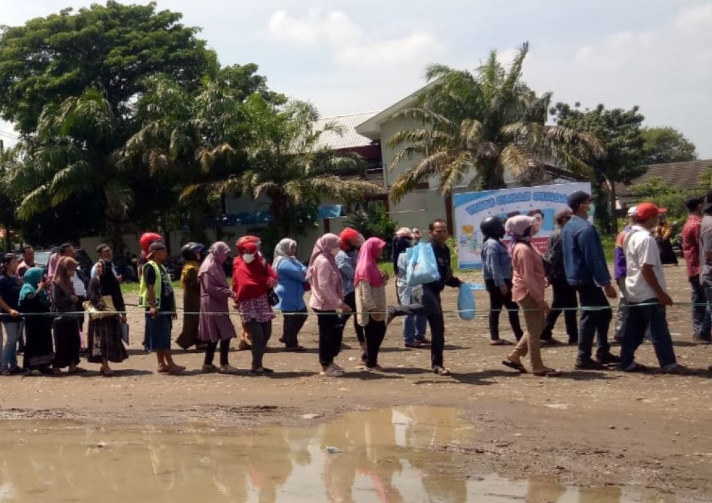 Gelorakan Pemilu Satu Putaran, Relawan For Gibran Masifkan Bagi Sembako di Mojokerto