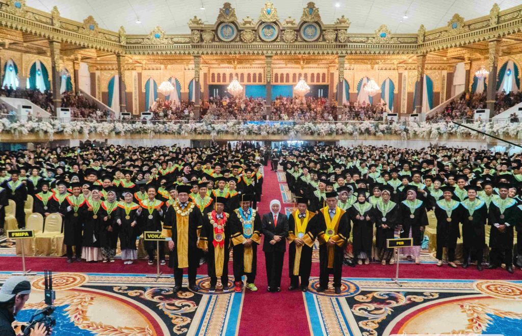 Unesa Kukuhkan 1380 Wisudawan, Khofifah: Wajib Berikan Dampak Positif Bagi Masyarakat