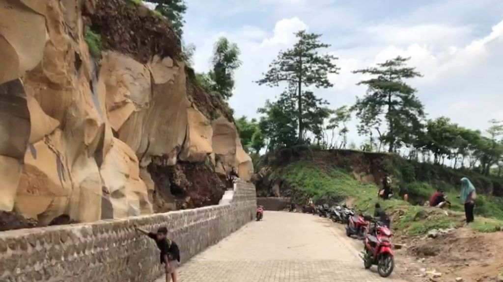 Viral, Tebing Batu Jalan ke Galian C di Mojokerto Jadi Tempat Feeling Good Part 2