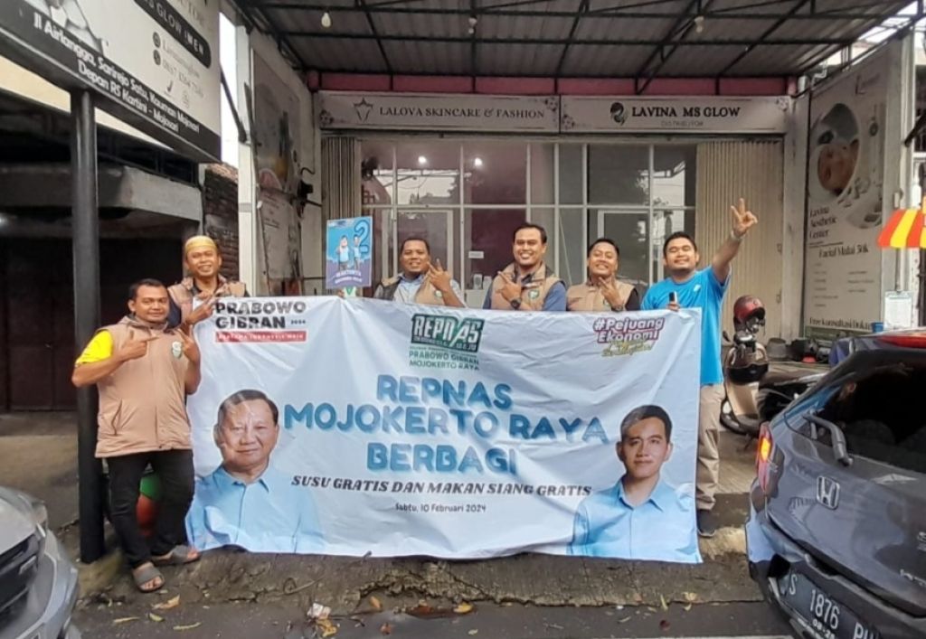 Repnas Indonesia Maju Mojokerto Berbagi Makan Siang dan Susu Gratis di Mojosari