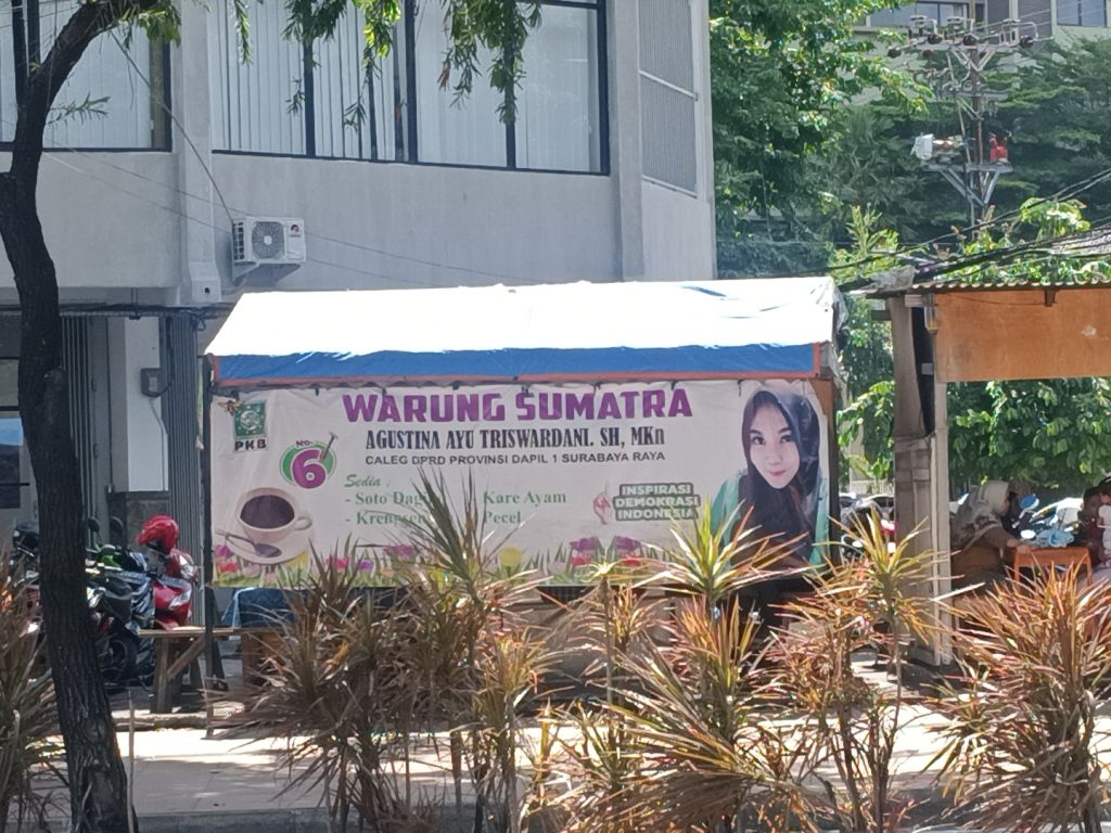 APK Masih Banyak Terpasang di Tiang Listrik dan Warung Kopi Surabaya