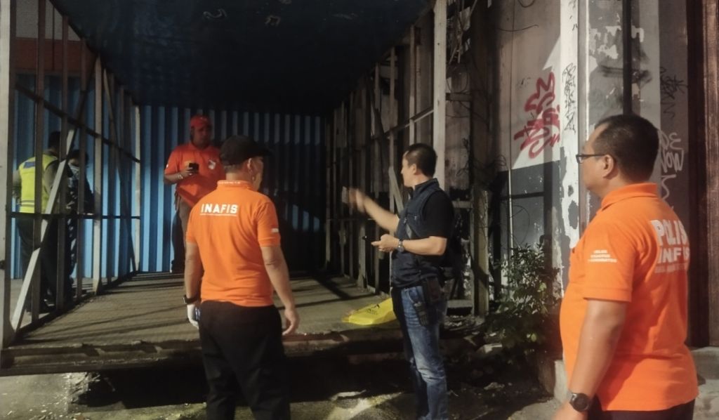 Pria Misterius Tewas dengan Kepala Nyungsep dalam Got di Surabaya