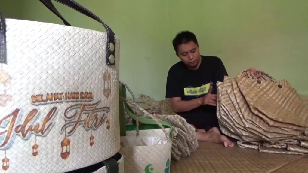 Jelang Lebaran, Tas Anyaman Daun Pandan untuk Parsel Banjir Orderan di Jombang