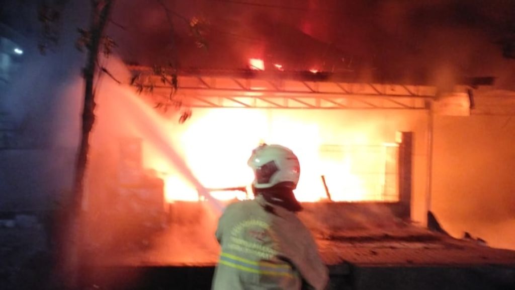 Toko Susu Ludes Terbakar di Surabaya