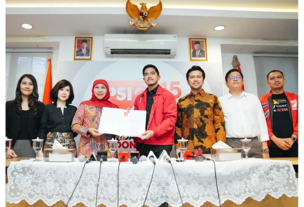 Hasil Survei, Khofifah-Emil Diprediksi Menang Telak di Pilgub Jatim Meski Lawan Risma-Marzuki