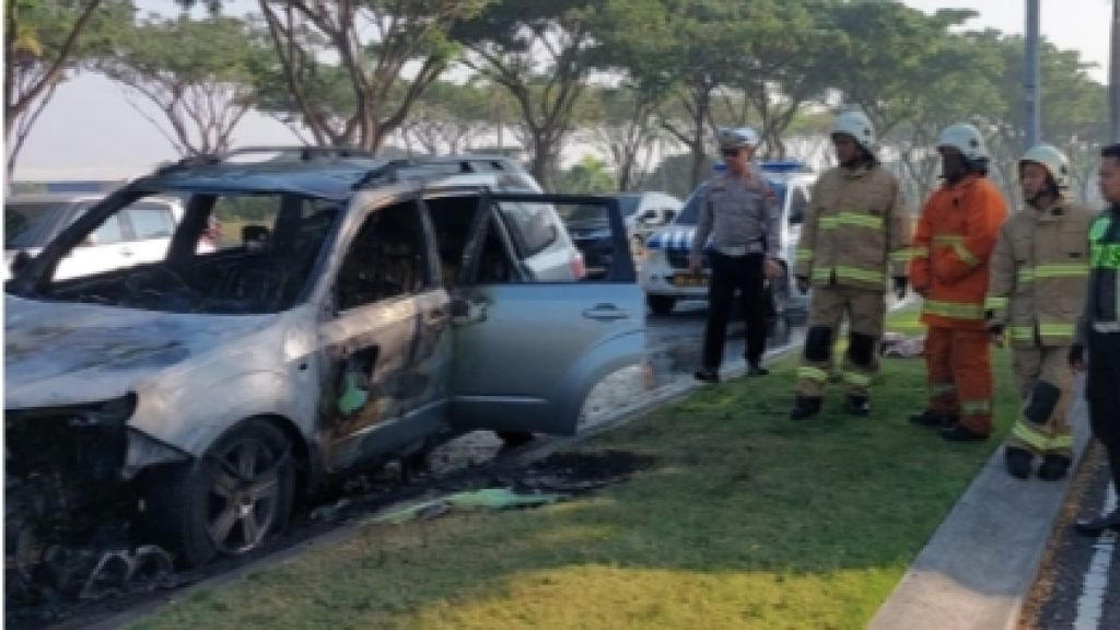 Mobil Subaru Terbakar di Citraland Surabaya, Diduga Korsleting
