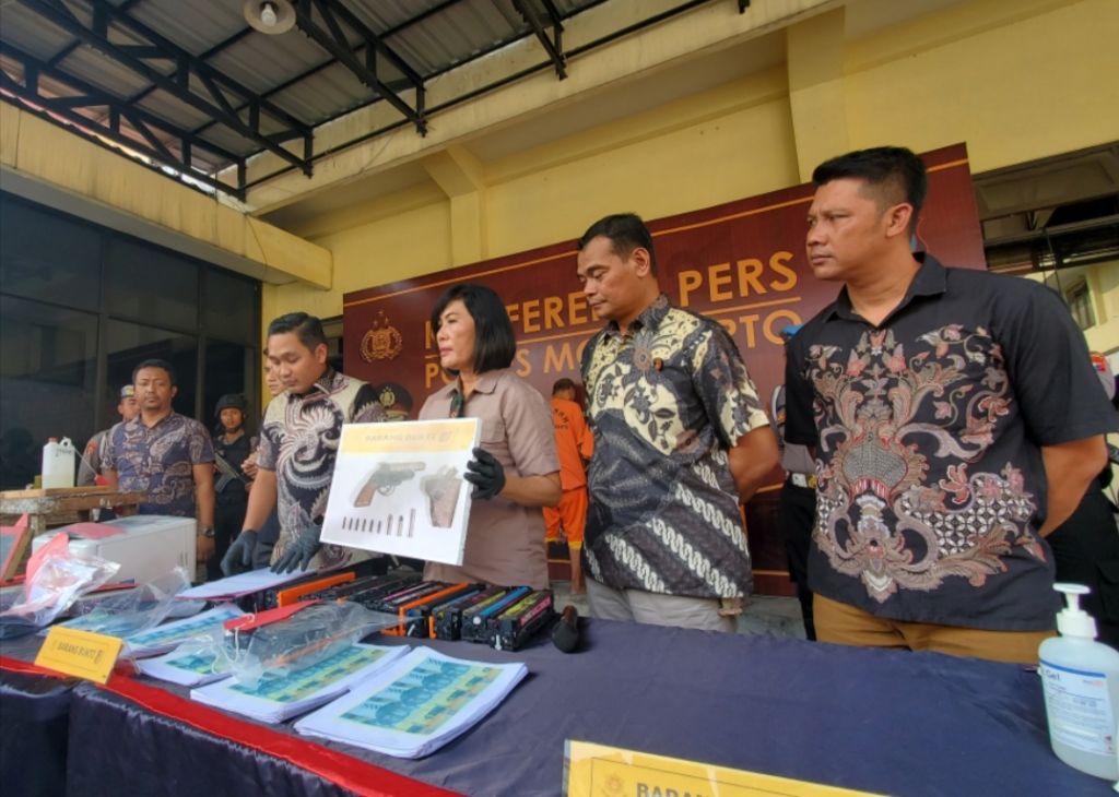 Bawa Senpi Rakitan, Pensiunan TNI asal Sidoarjo Diamankan Polisi Mojokerto