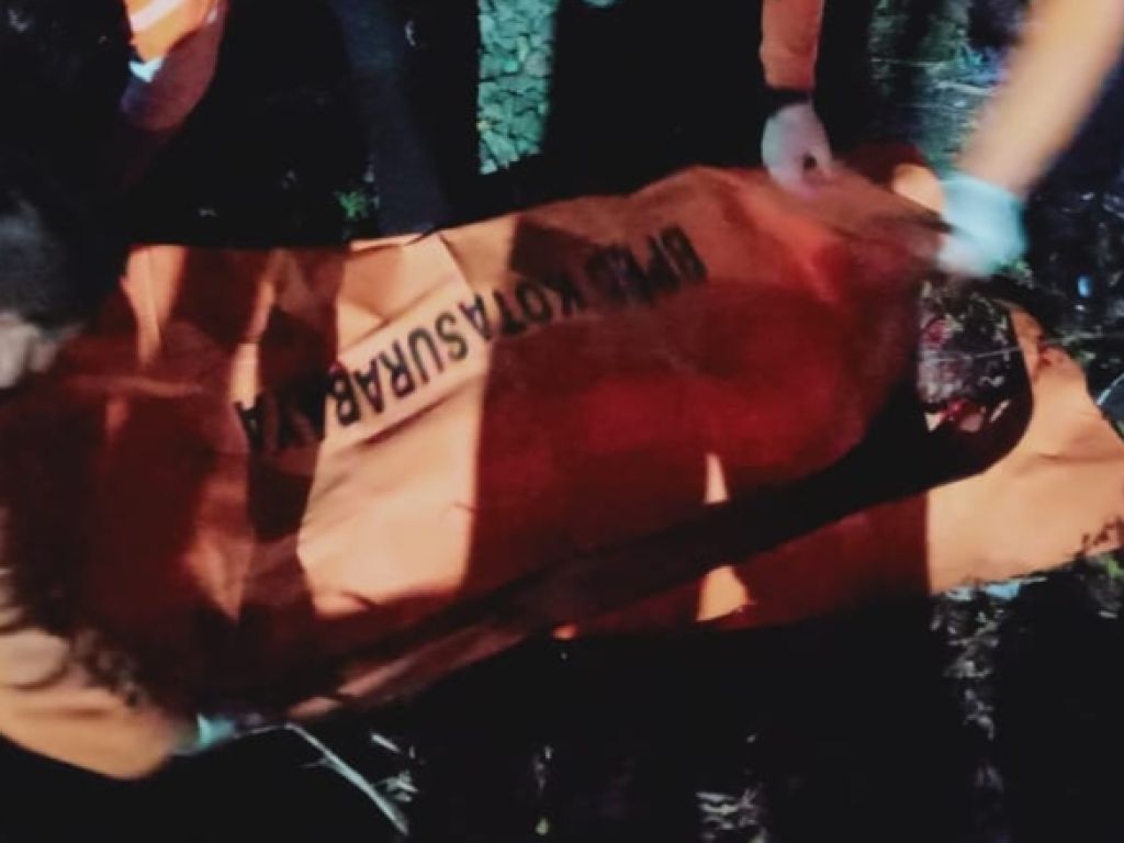 Gadis asal Probolinggo Tewas Tersambar Kereta Api di Surabaya