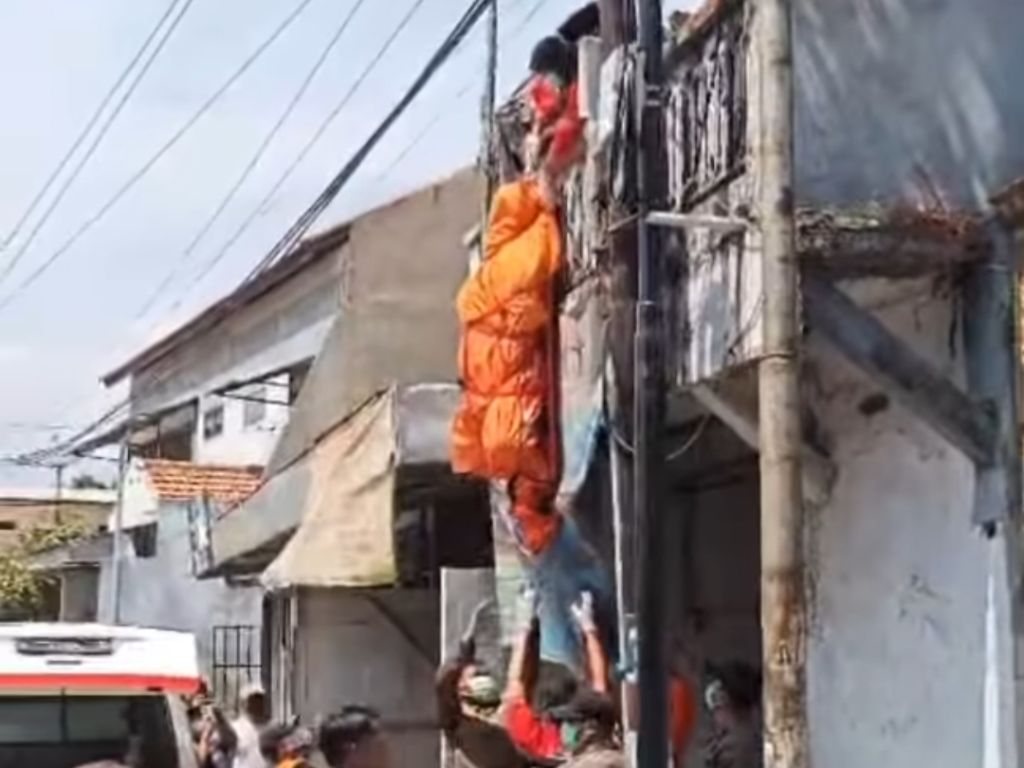 Perjuangan Petugas Mengevakuasi Jenazah Pria di Surabaya