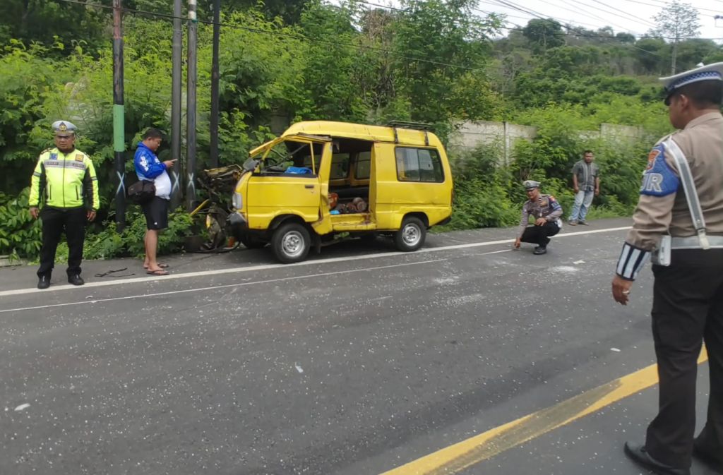Sopir Angkot Tewas Usai Tabrak Truk Tangki di Ketapang Banyuwangi