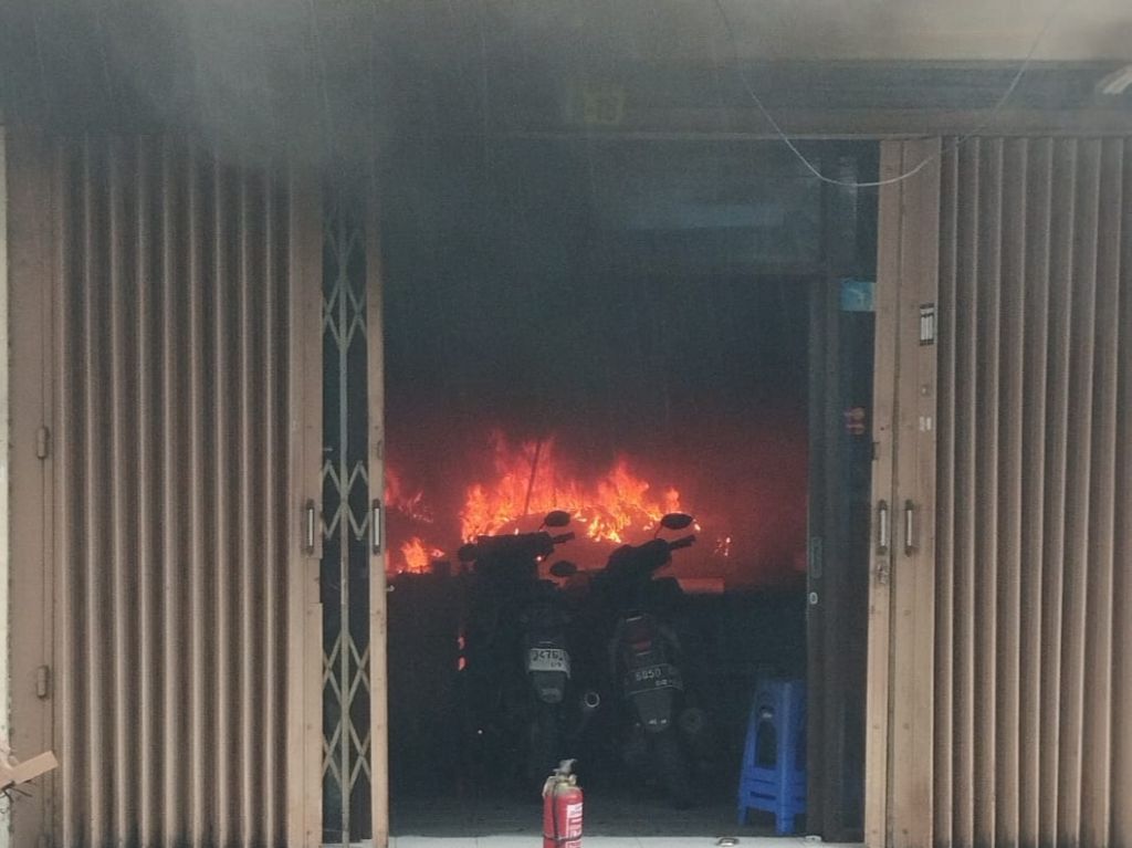 Ruko Servis Komputer dan Laptop di Surabaya Terbakar