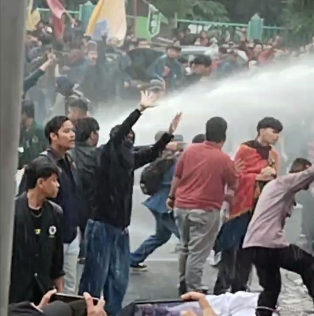 Aksi Demo Mahasiswa Berbalut Tagar Indonesia Gelap