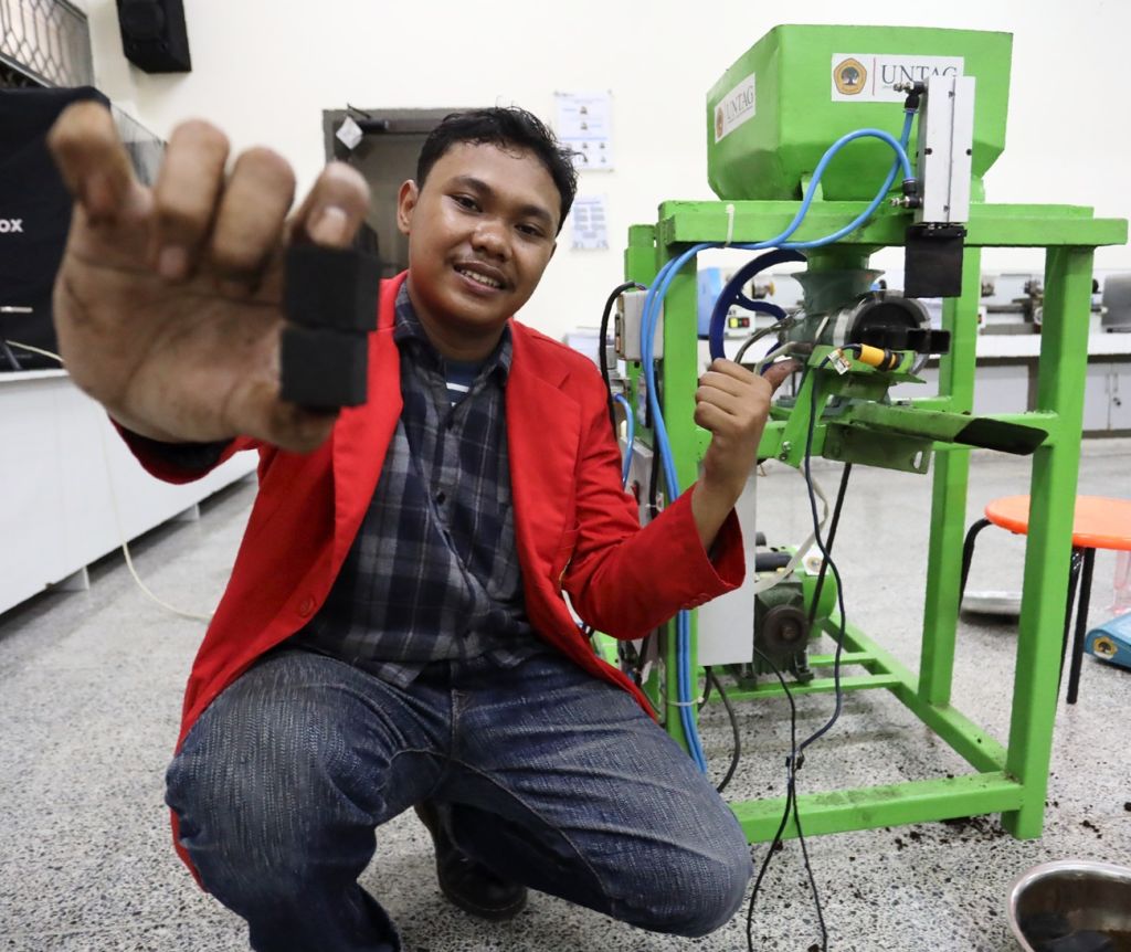 Mahasiswa Untag Surabaya Bikin Briket Ramah Lingkungan dari Ampas Kopi-Kulit Kelapa